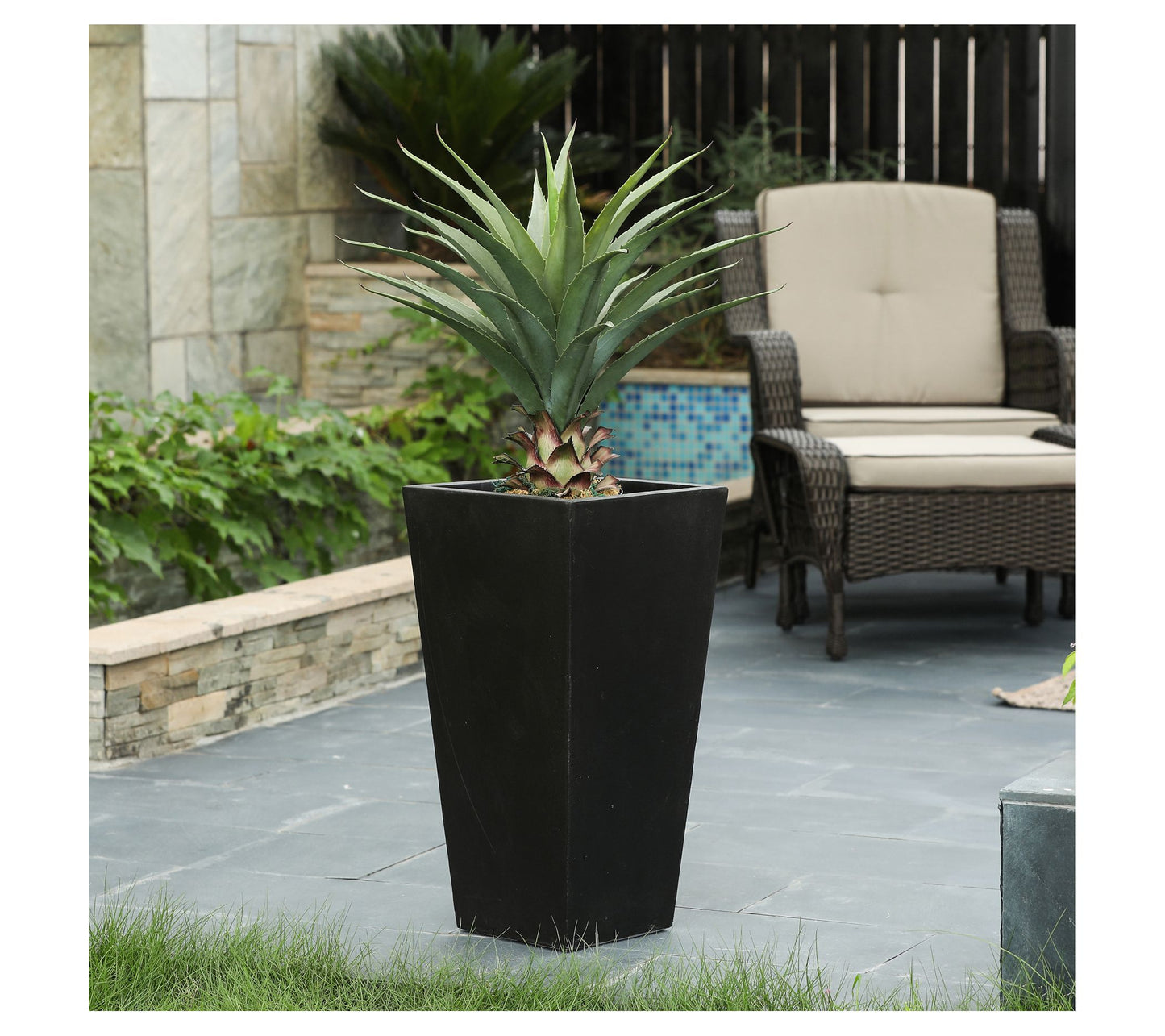 LuxenHome Tall Angled Planter
